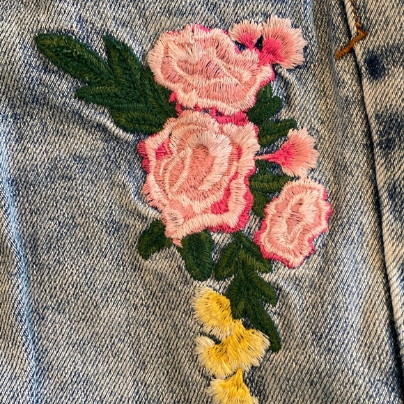 Zara Basic Denim : Distressed with Floral Embroidery - Picture 4 of 9
